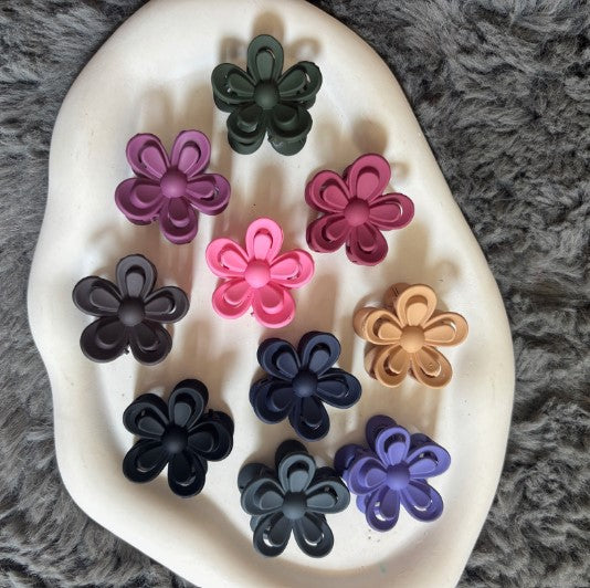 Double Layer Flower Claw Clip ā Matte Finish Hair Accessory (1 Piece)