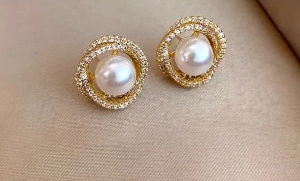 Classic Round Pearl Stud Earrings ā Timeless & Elegant