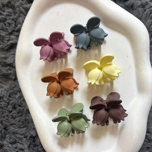 Tulip Claw Clip – Small Single-Piece Floral Hair Accessory