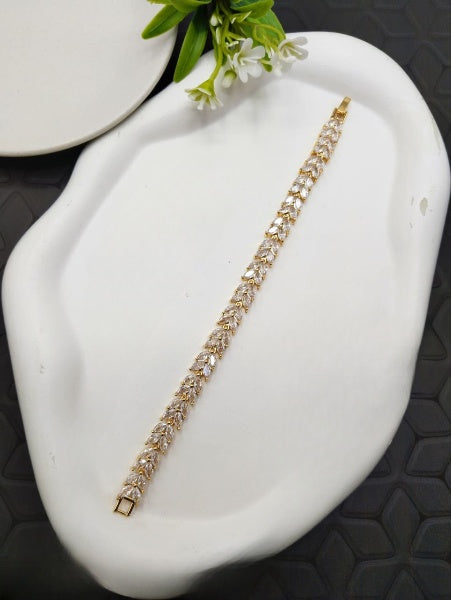 Leaf Design Bracelet – Elegant Gold-Plated Nature-Inspired Charm
