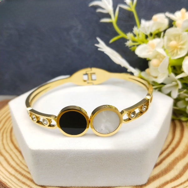 Contemporary Black and White Kada