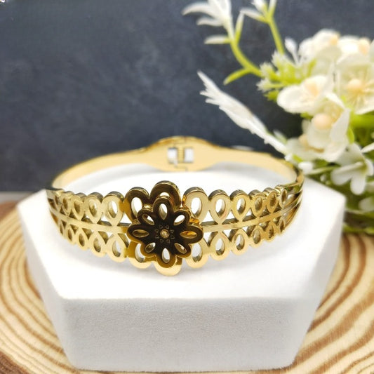 Elegant Lotus Motif Gold Kada