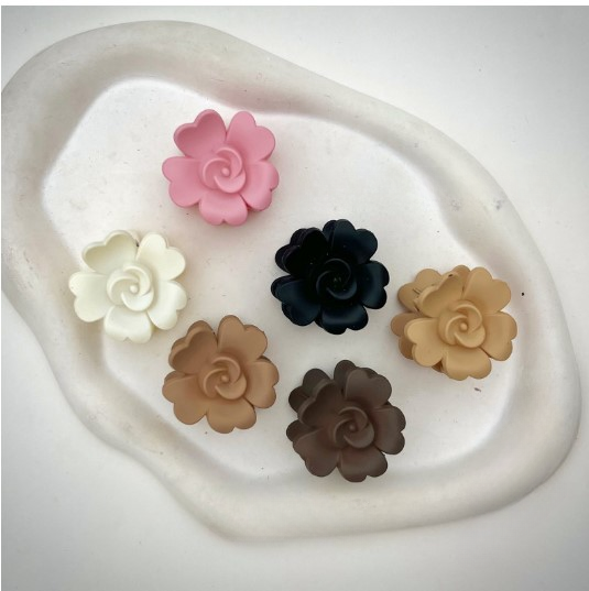 Flower Claw Clip – Elegant Single-Piece Floral Hair Accessory