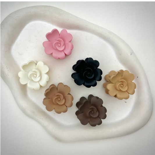 Flower Claw Clip – Elegant Single-Piece Floral Hair Accessory