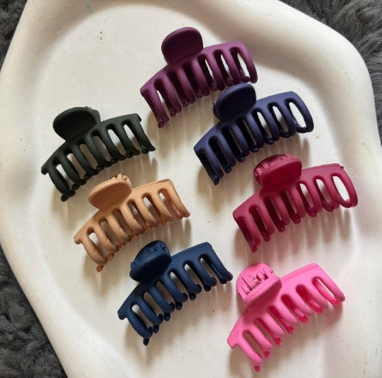 Small Claw Clip – Compact & Everyday Hair Accessory (1 Piece)