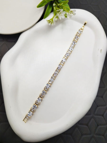 LeafWave Bracelet – Elegant Leaf-Style Stone Design